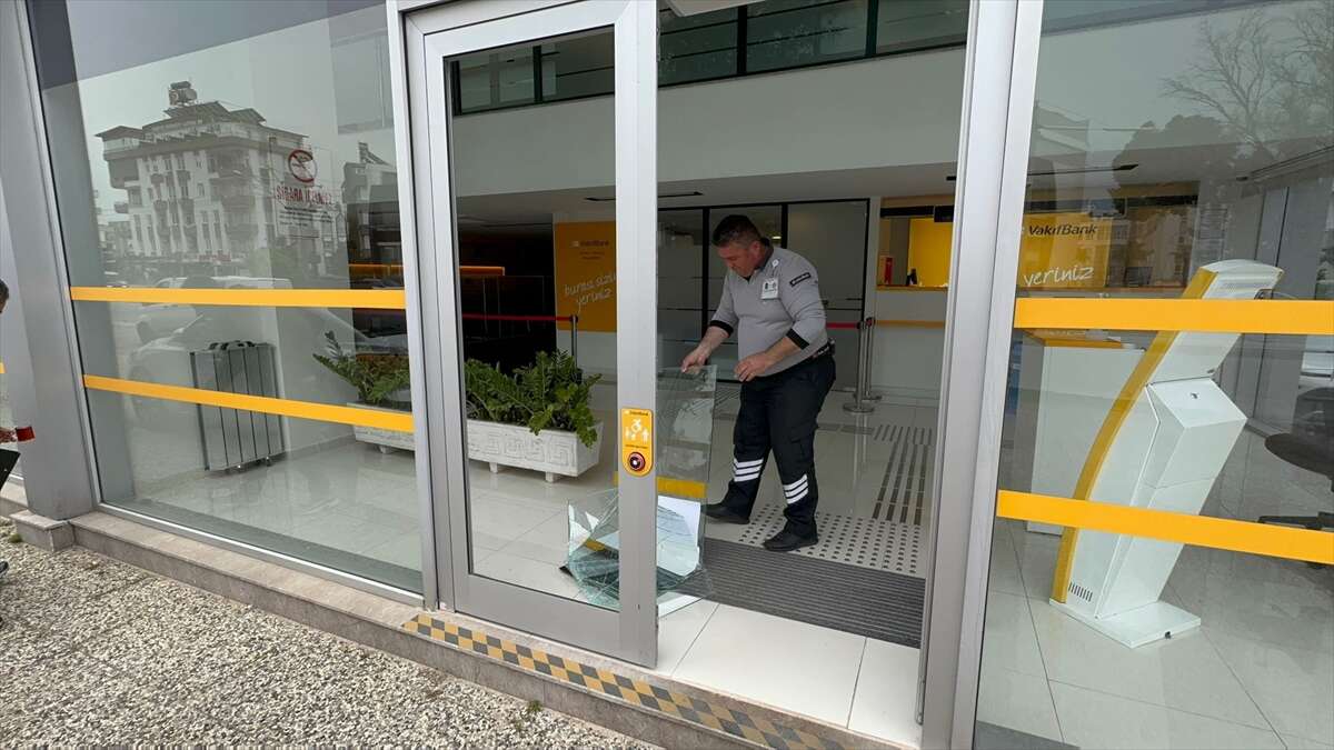 Banka şubesine saldırı! Kapıyı tekmeyle kırdı, sırra kadem bastı 7